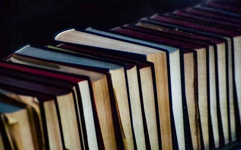 Epoki literackie po kolei najważniejsze cechy. Historia, najważniejsze fakty i przewodnik