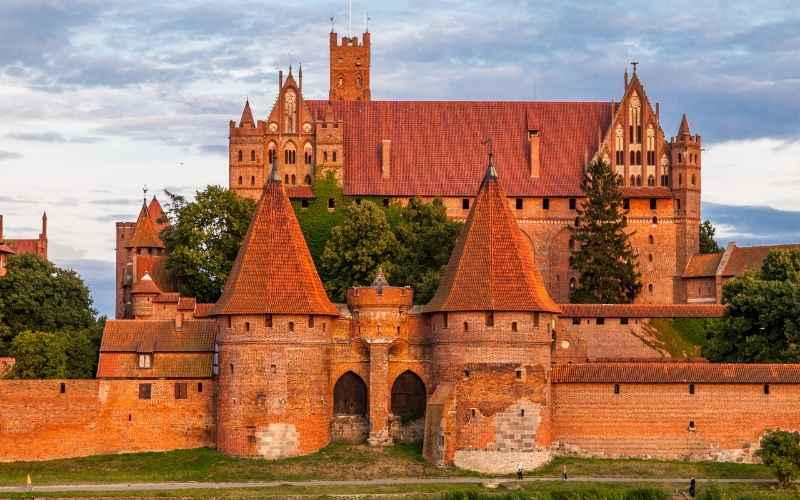 Zamek w Malborku ile czasu na zwiedzanie. Historia, najważniejsze fakty i przewodnik